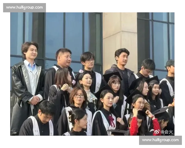 千玺的毕业礼迟到三年：穿学士服赴宴，终于圆满