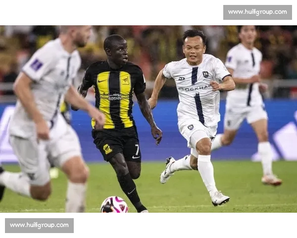 李明携子亮相世俱杯！高颜值父子同框引热议